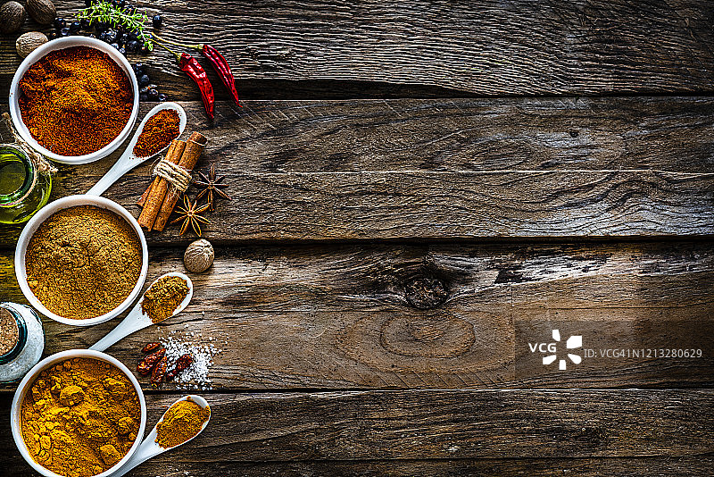 乡村餐桌上的香料粉末边框。复制空间图片素材