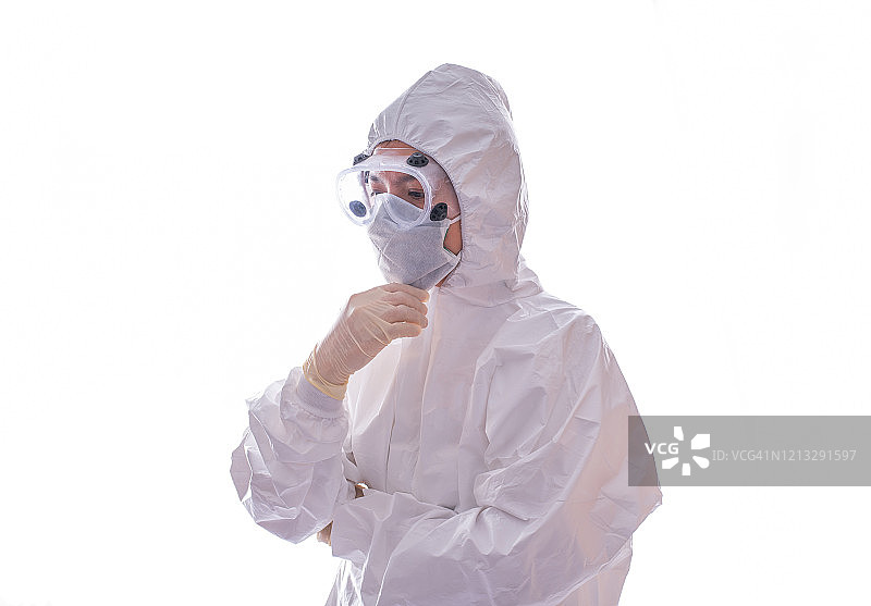 穿着防护服的生物化学家思考如何解决问题图片素材