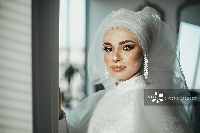 穿着时尚的穆斯林新娘和彩色眼妆图片素材