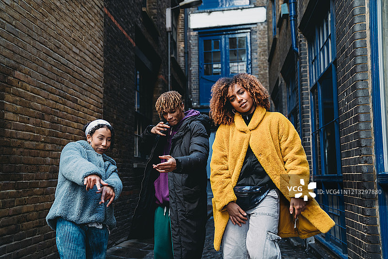 三个朋友在城市户外一起跳舞图片素材