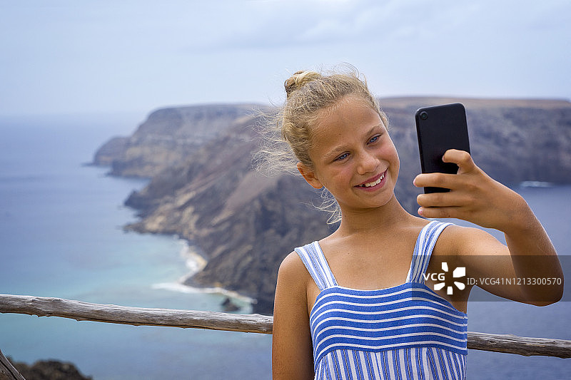 少女在圣港岛自拍图片素材