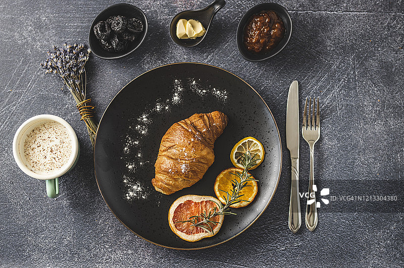 橘子酱牛奶可颂面包图片素材