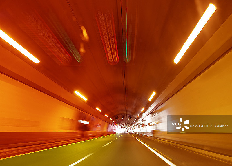 在灯光隧道内高速驾驶汽车图片素材