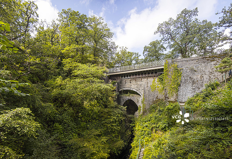 英国威尔士锡尔迪金的魔鬼桥景观图片素材