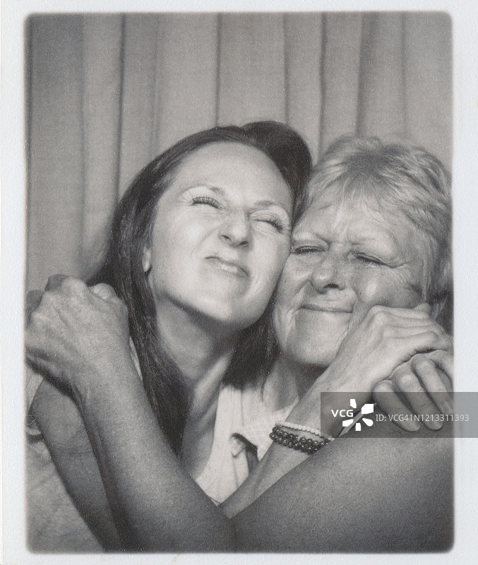 母女拥抱图片素材