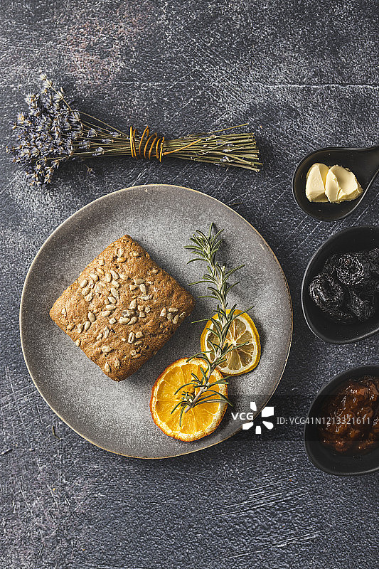 烤酥皮点心，黄油和橘子酱图片素材
