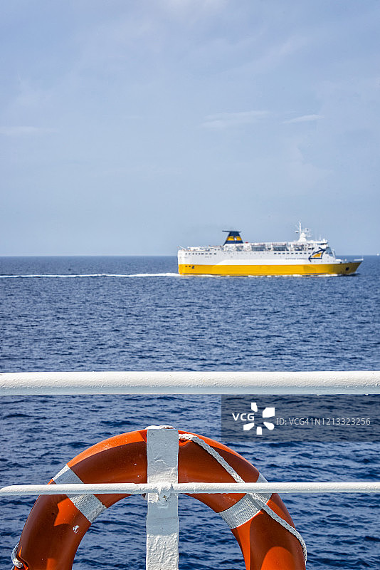 科西嘉岛渡轮甲板上鲜艳的橙色救生圈图片素材