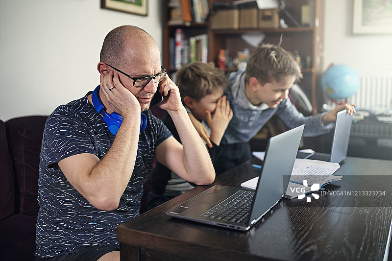 父亲在家尝试工作图片素材