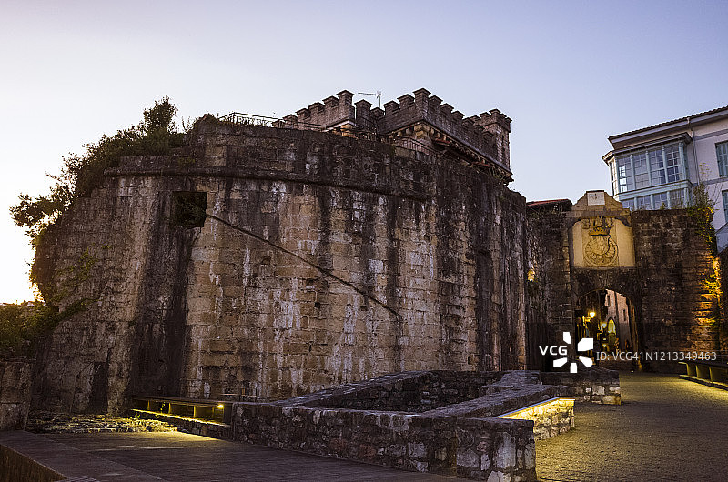 洪达里比亚圣玛利亚门在黄昏时分被照亮图片素材