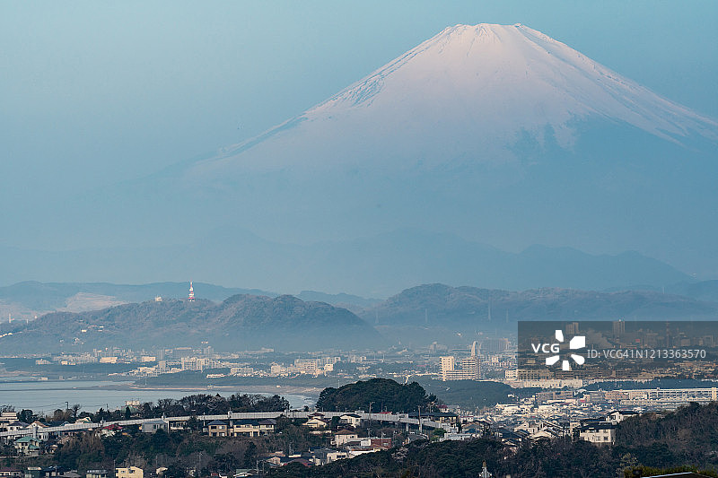 日本神奈川县海滩旁的富士山住宅区图片素材