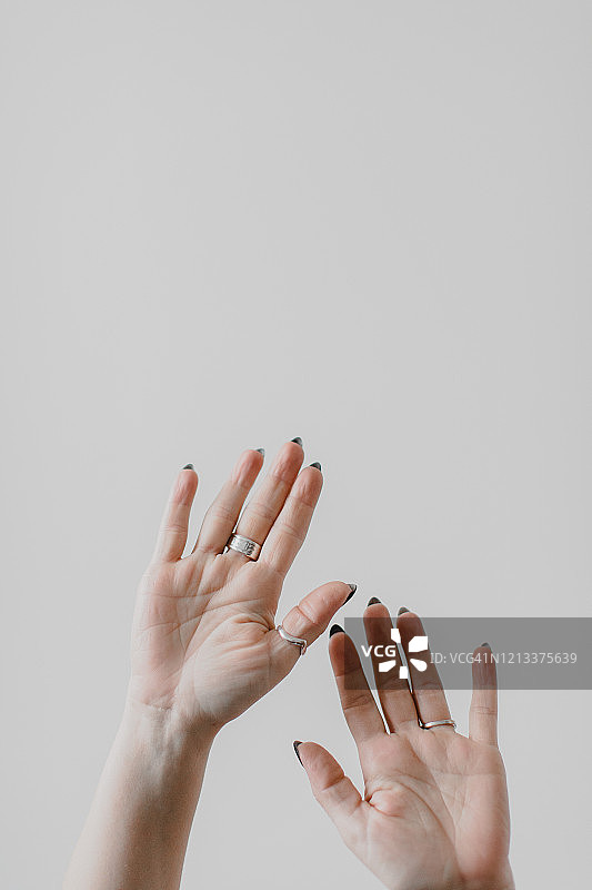 白色背景上的精致女性手部图片素材