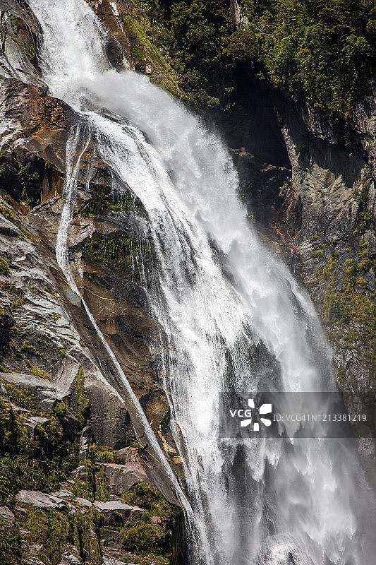 新西兰米尔福德峡湾的博文瀑布图片素材