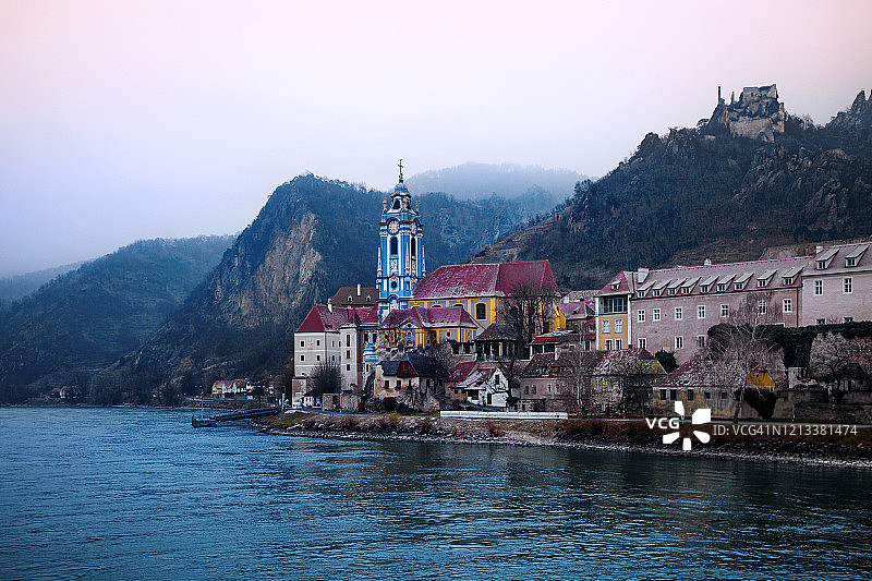 奥地利克雷姆斯兰区多瑙河畔的杜伦施泰因景观图片素材