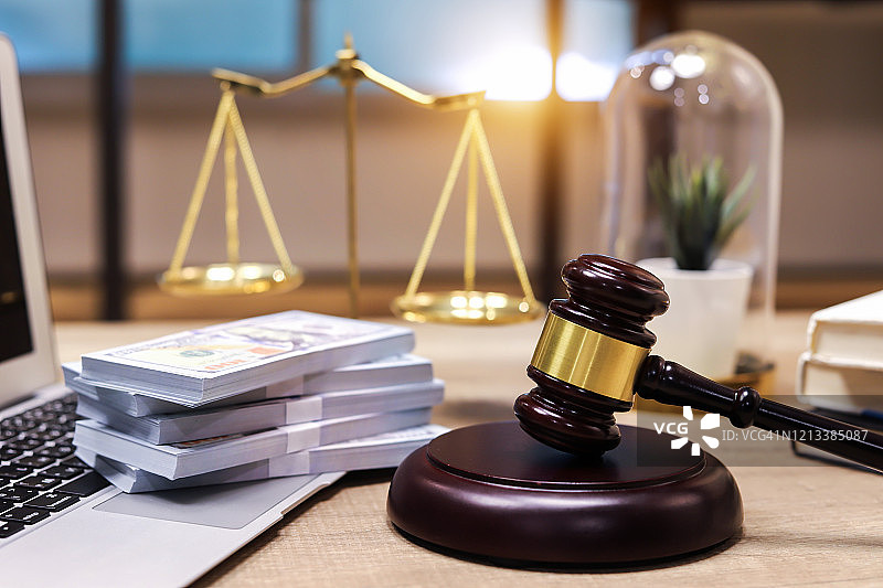 笔记本电脑和法槌上的美元纸币图片素材