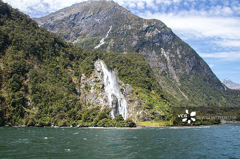 新西兰米尔福德峡湾的博文瀑布图片素材