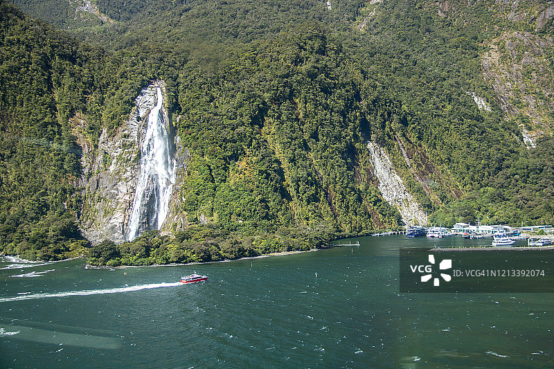 新西兰米尔福德峡湾的博文瀑布图片素材