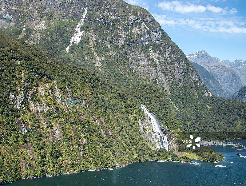 新西兰米尔福德峡湾的博文瀑布图片素材