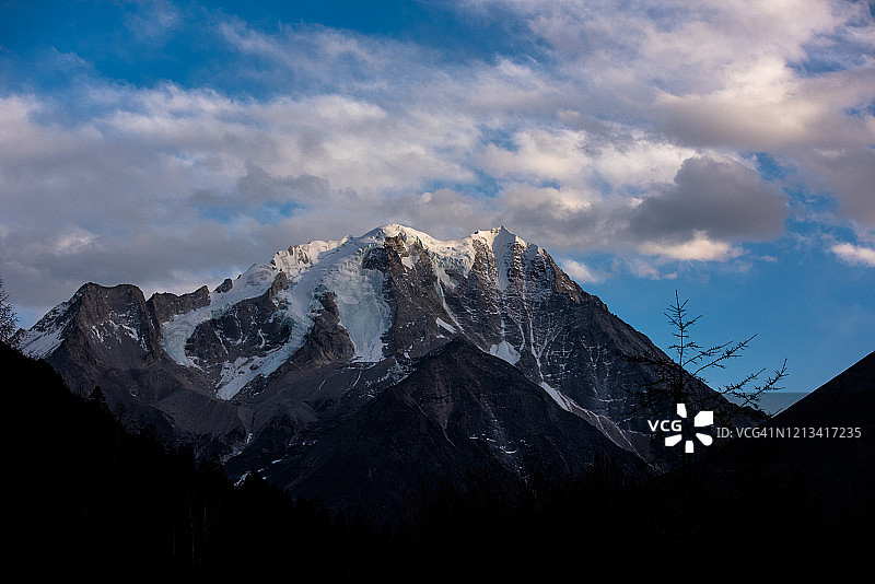 中国川西地区的阳光下的藏族祈祷旗图片素材