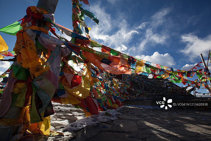 中国川西地区的阳光下的藏族祈祷旗图片素材