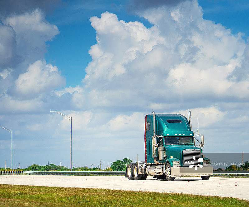 佛罗里达州的绿色拖拉机半挂卡车图片素材
