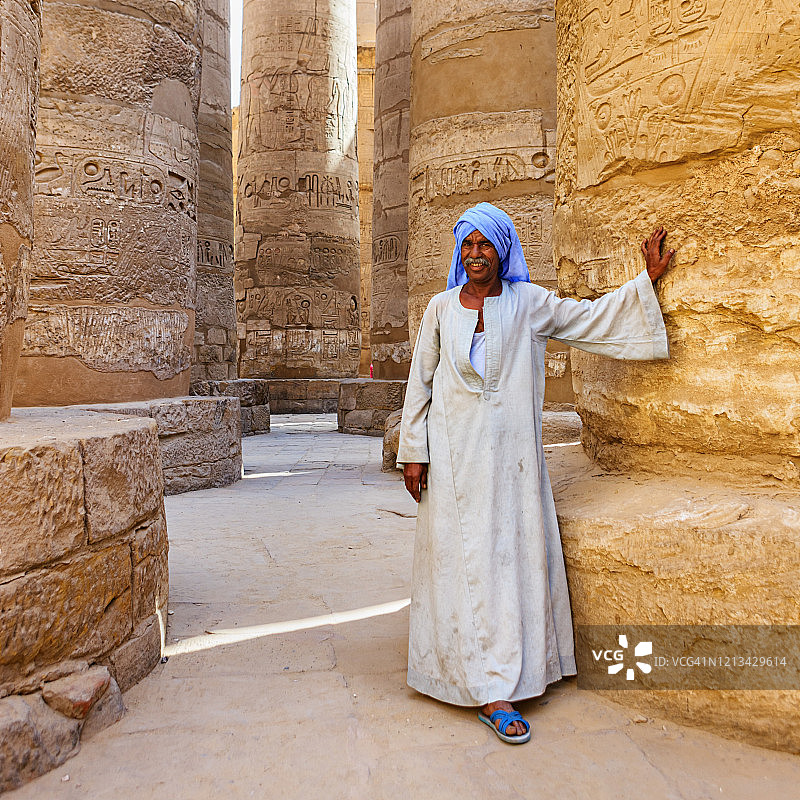 埃及古庙里的埃及男人图片素材