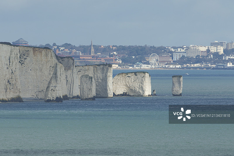 英国侏罗纪海岸：老哈里岩的白垩岩柱和悬崖景观图片素材