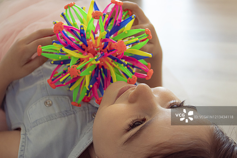 玩彩色玩具的男婴图片素材