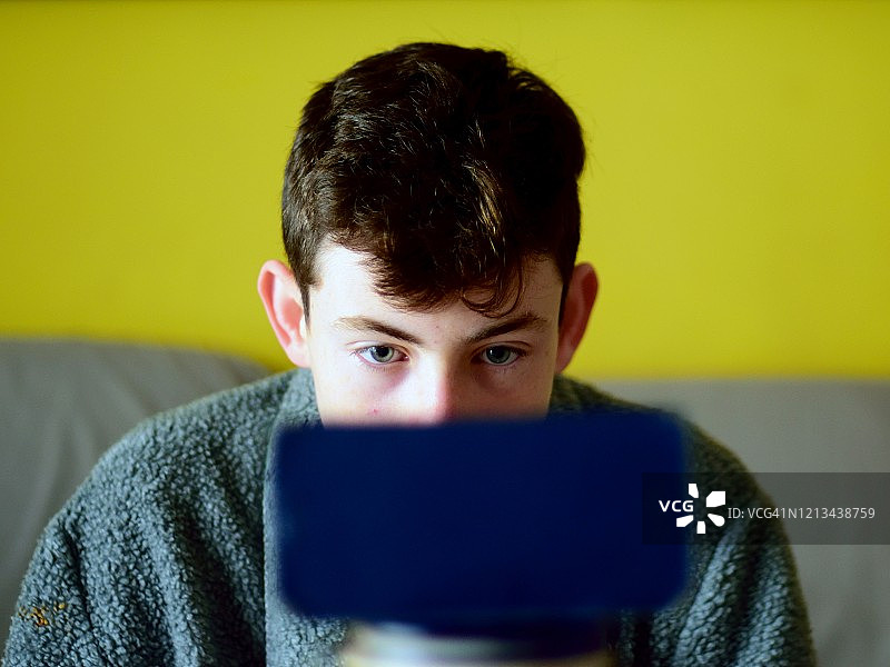 少年在家中使用社交媒体图片素材