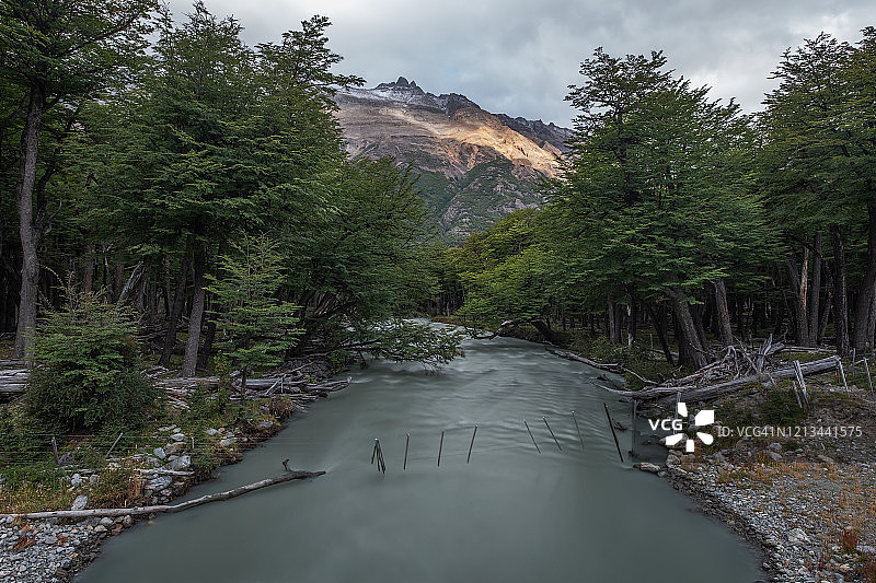 阿根廷南部查尔腾冰川国家公园的河流图片素材