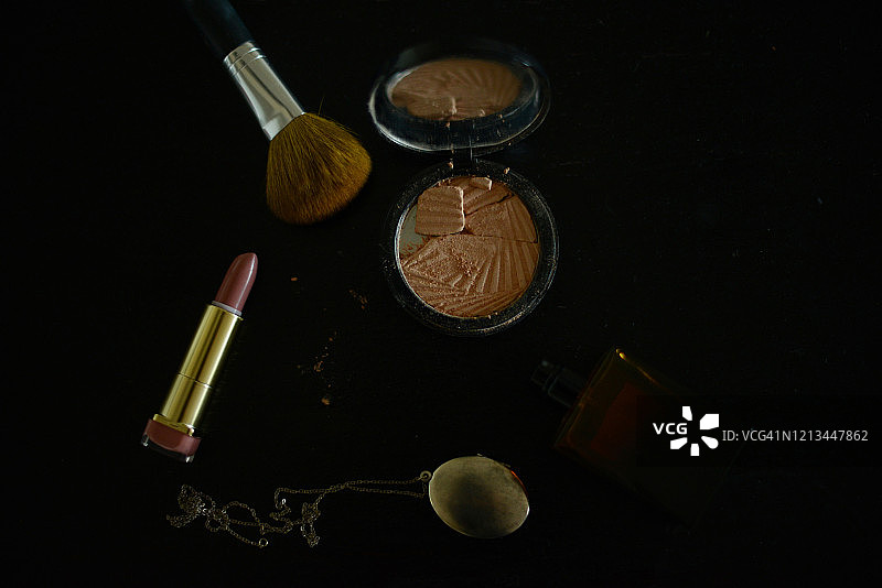 黑色背景上的断裂荧光笔图片素材