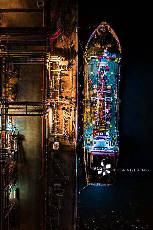 停泊的油轮港口图片素材