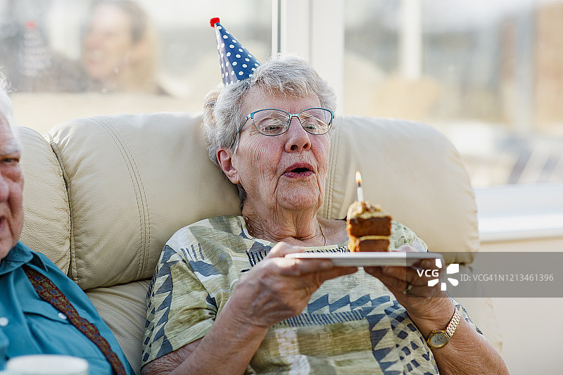 吹灭蜡烛图片素材