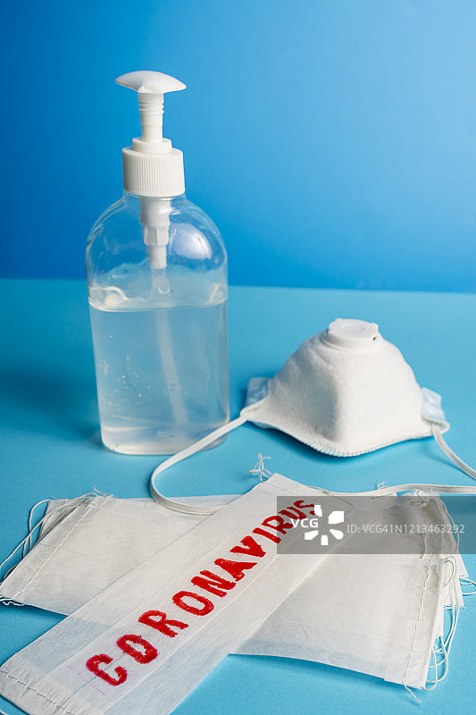 酒精凝胶或抗菌洗手液、口罩和医用手套图片素材