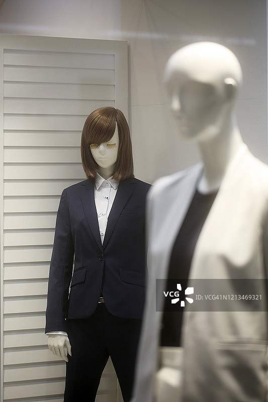 穿着暖和衣服的女人体模特图片素材