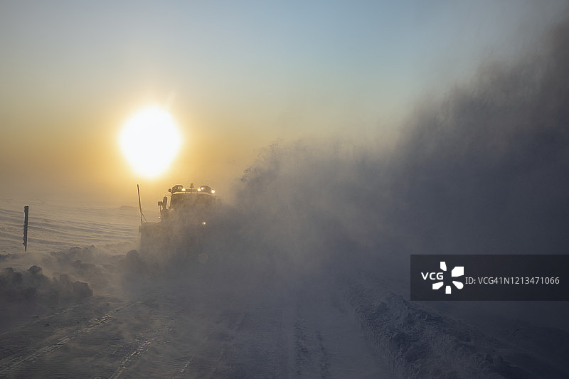 正在清理道路的扫雪机图片素材