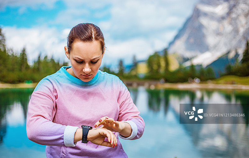 在山区锻炼的超重年轻女人图片素材
