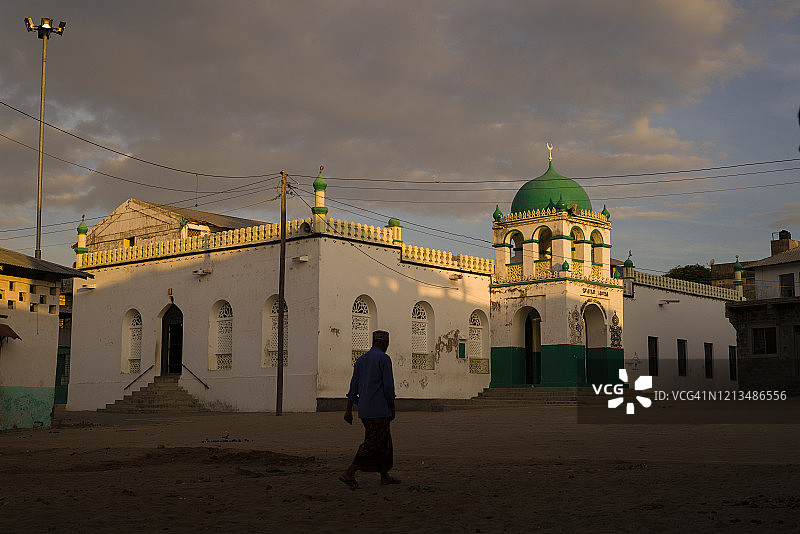 肯尼亚拉穆老镇里亚达清真寺的日出图片素材