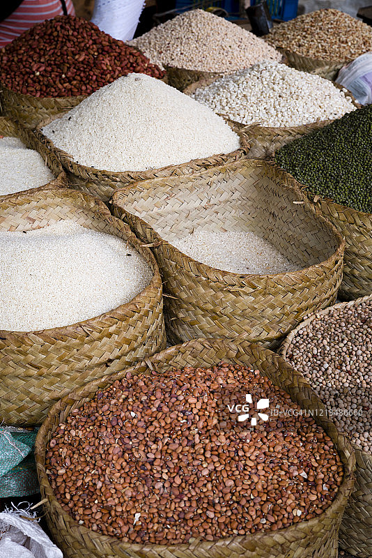 肯尼亚拉穆老镇主市场的新鲜农产品图片素材