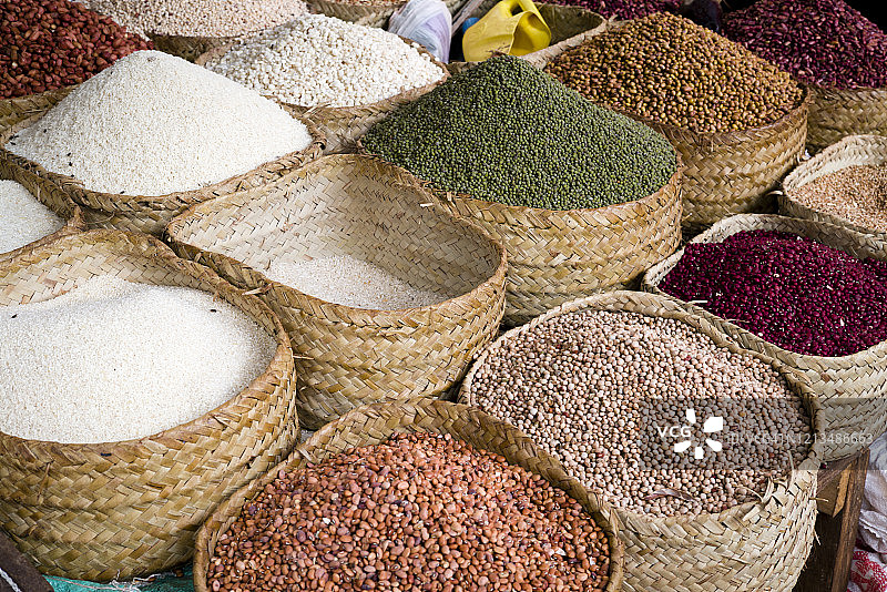 肯尼亚拉穆老镇主市场的新鲜农产品图片素材