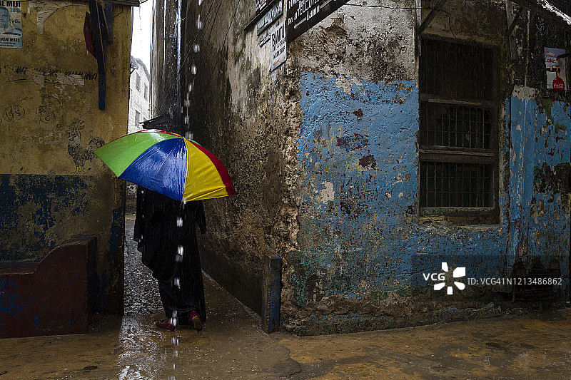 在肯尼亚拉穆老镇雨中通勤图片素材