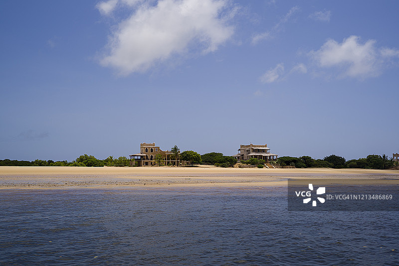 肯尼亚拉穆岛附近的阿拉伯三角帆船巡游图片素材