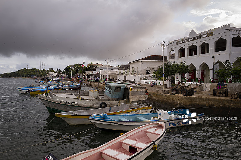 肯尼亚拉穆老镇的海滨风光图片素材