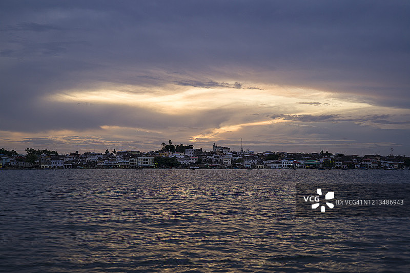 肯尼亚拉穆老镇的水滨夜景图片素材
