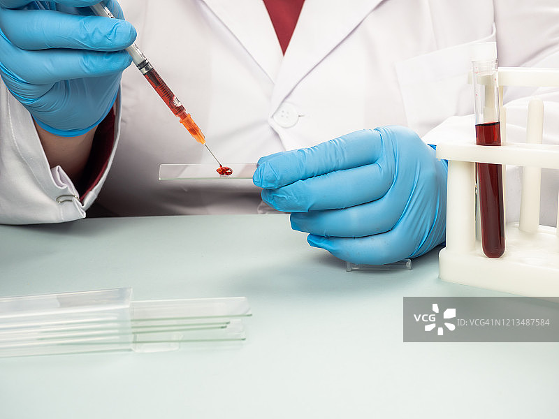 女医生分析人体血液样本图片素材