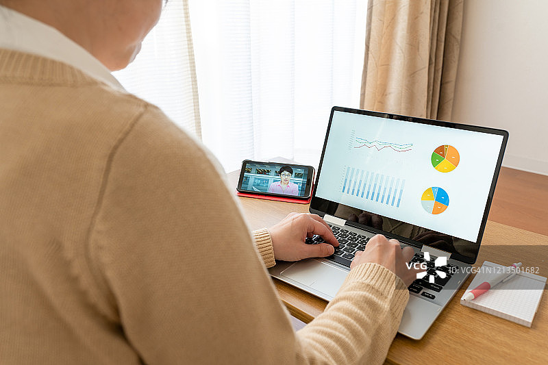 亚洲女商人居家视频会议图片素材