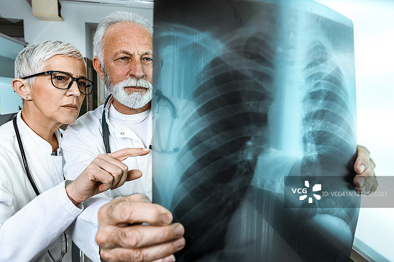 两位年长医生分析新冠患者X光片图片素材