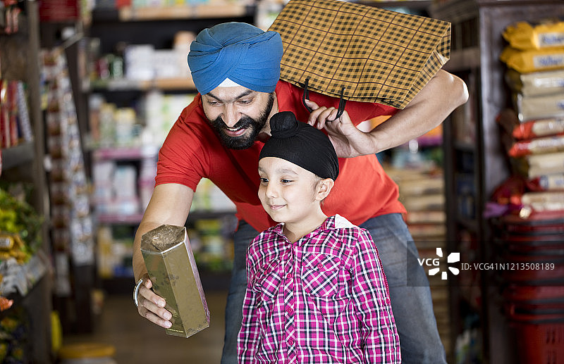 父子在超市购物图片素材