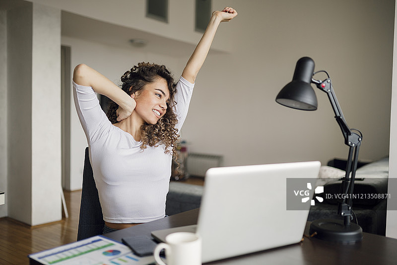 因工作感到疲惫的漂亮女人图片素材