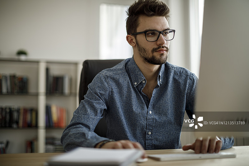 在办公室工作的年轻人图片素材