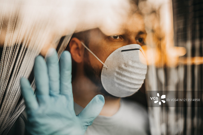 居家隔离的男人图片素材